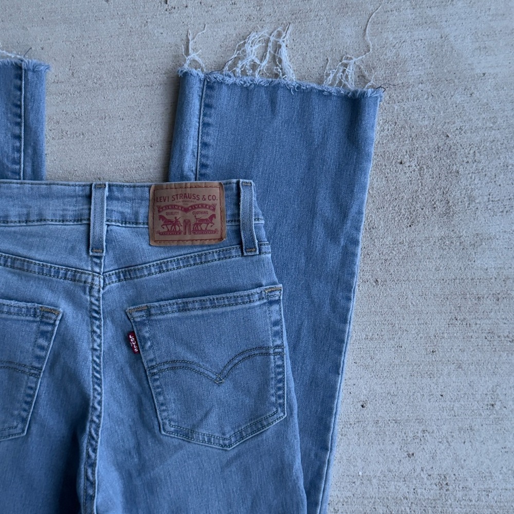 Levi's 725 High Rise Bootcut Women's Size 24 Light Wash Denim Raw Hem Western - Picture 6 of 7